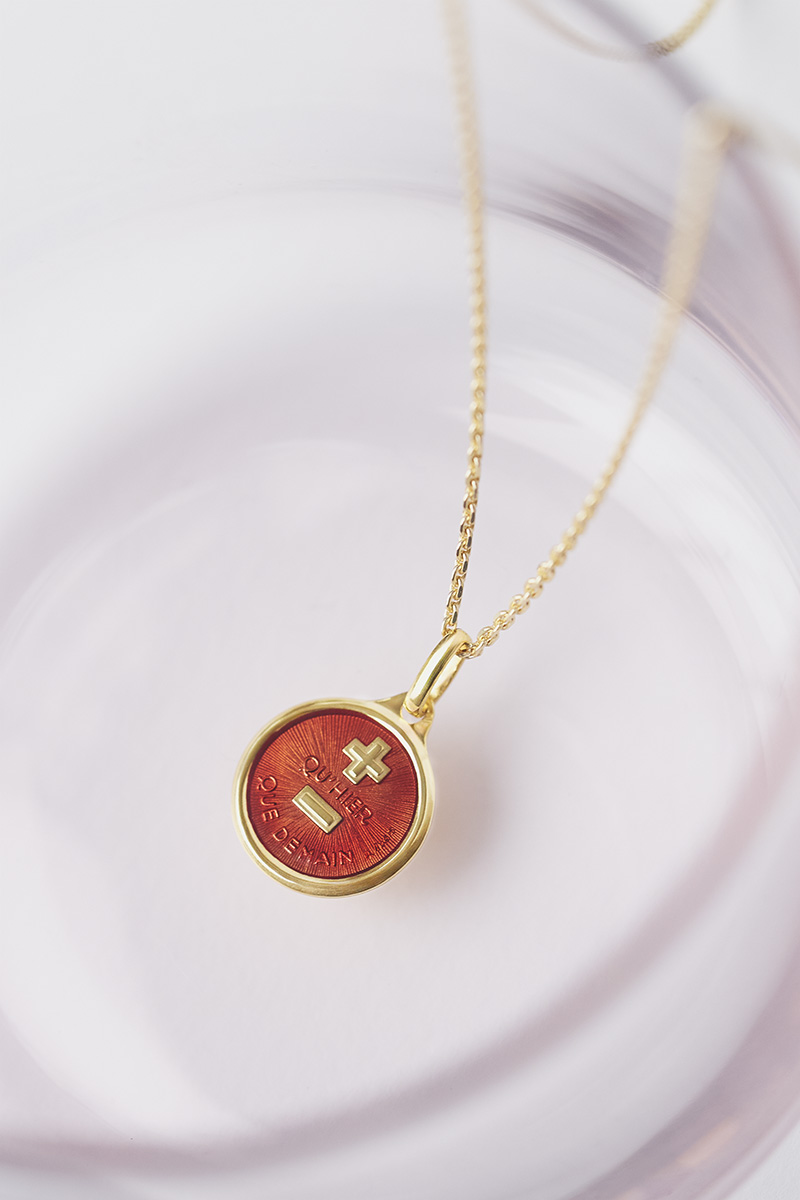 collier en or avec pendentif en rubi
