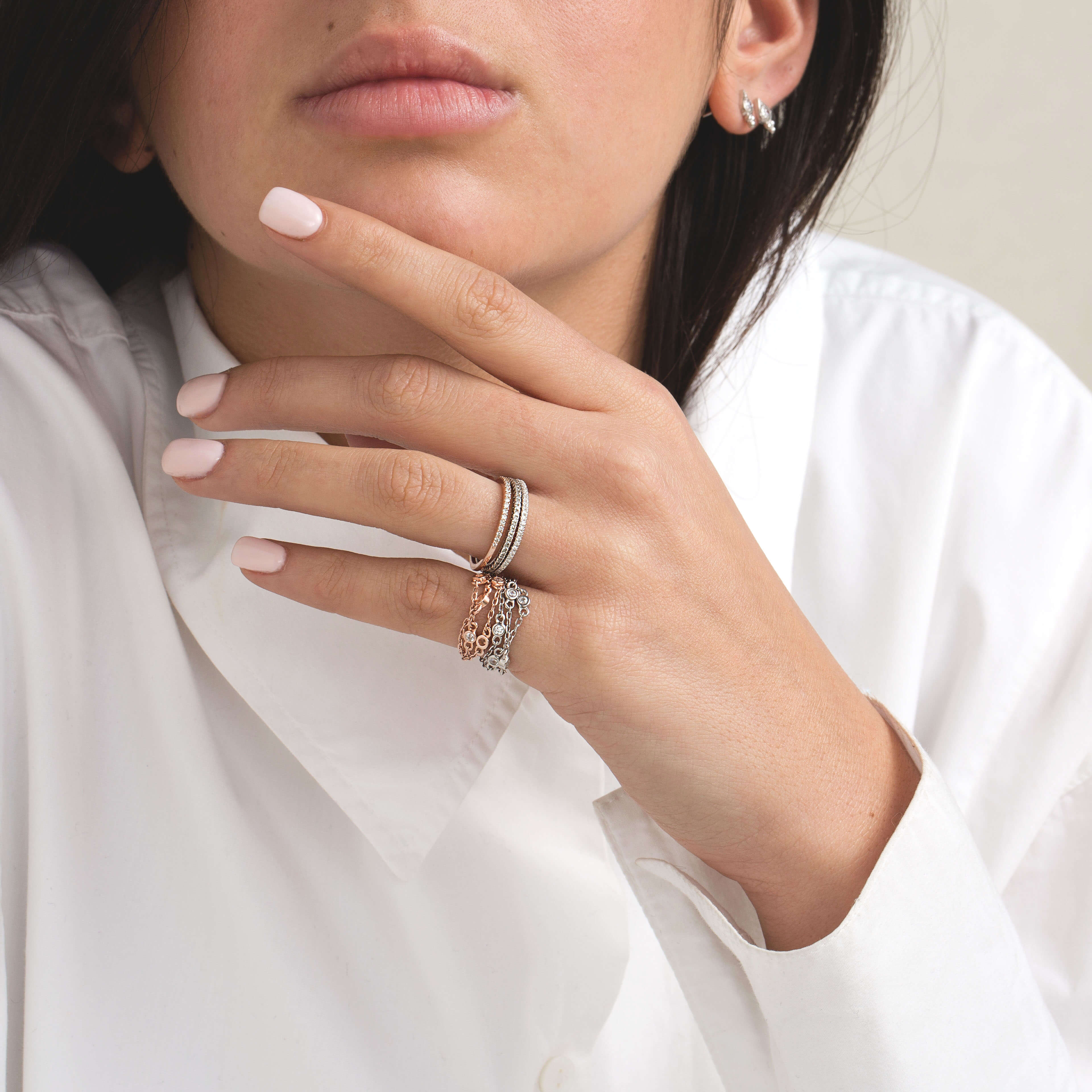 Portrait d’une femme avec boucle d’oreille fine et bague argentée
