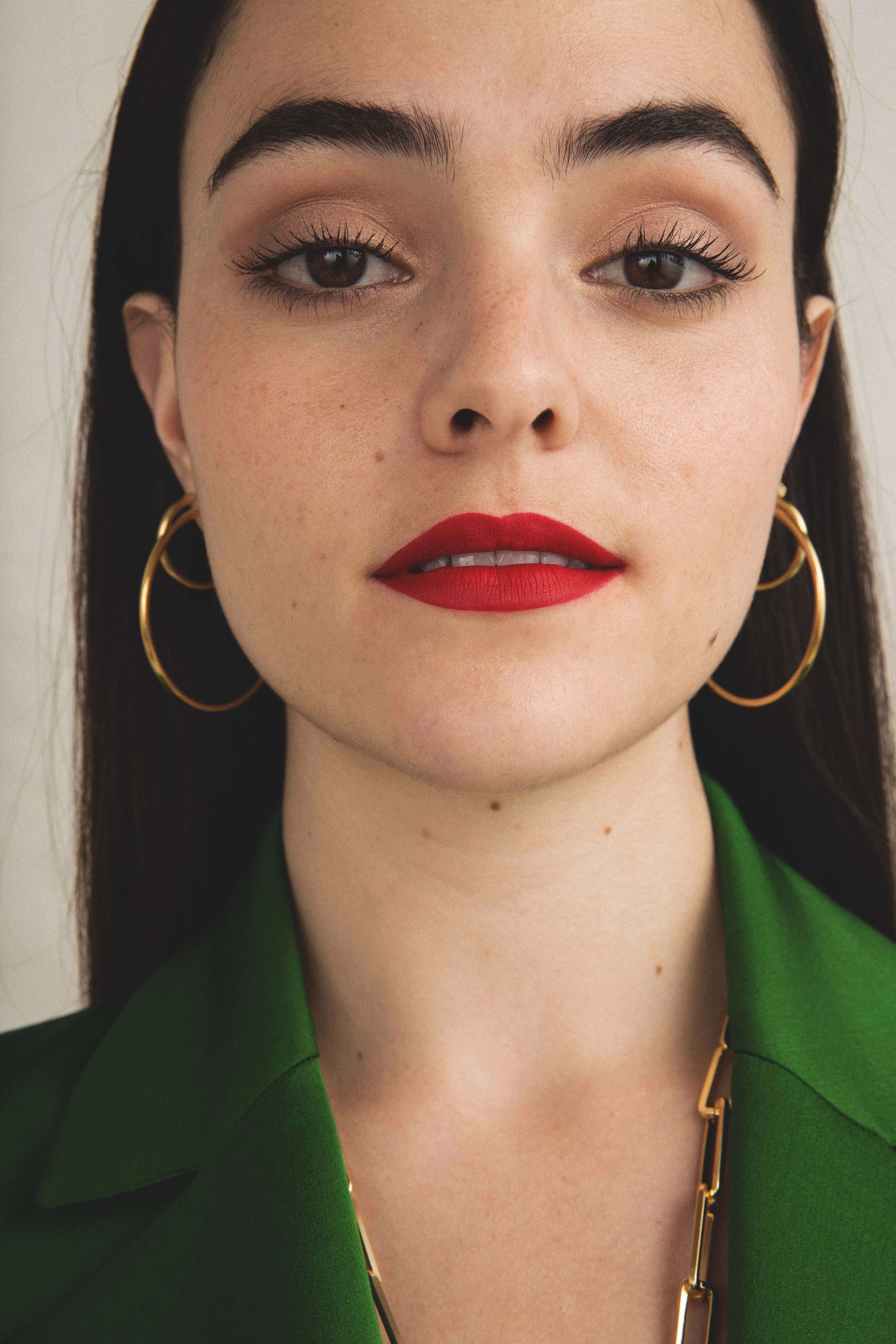 femme portant des bijoux