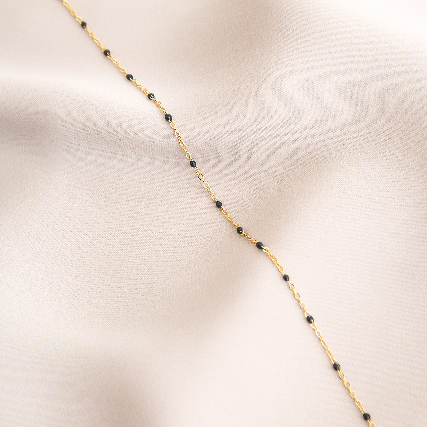 bracelet en or avec perles noires