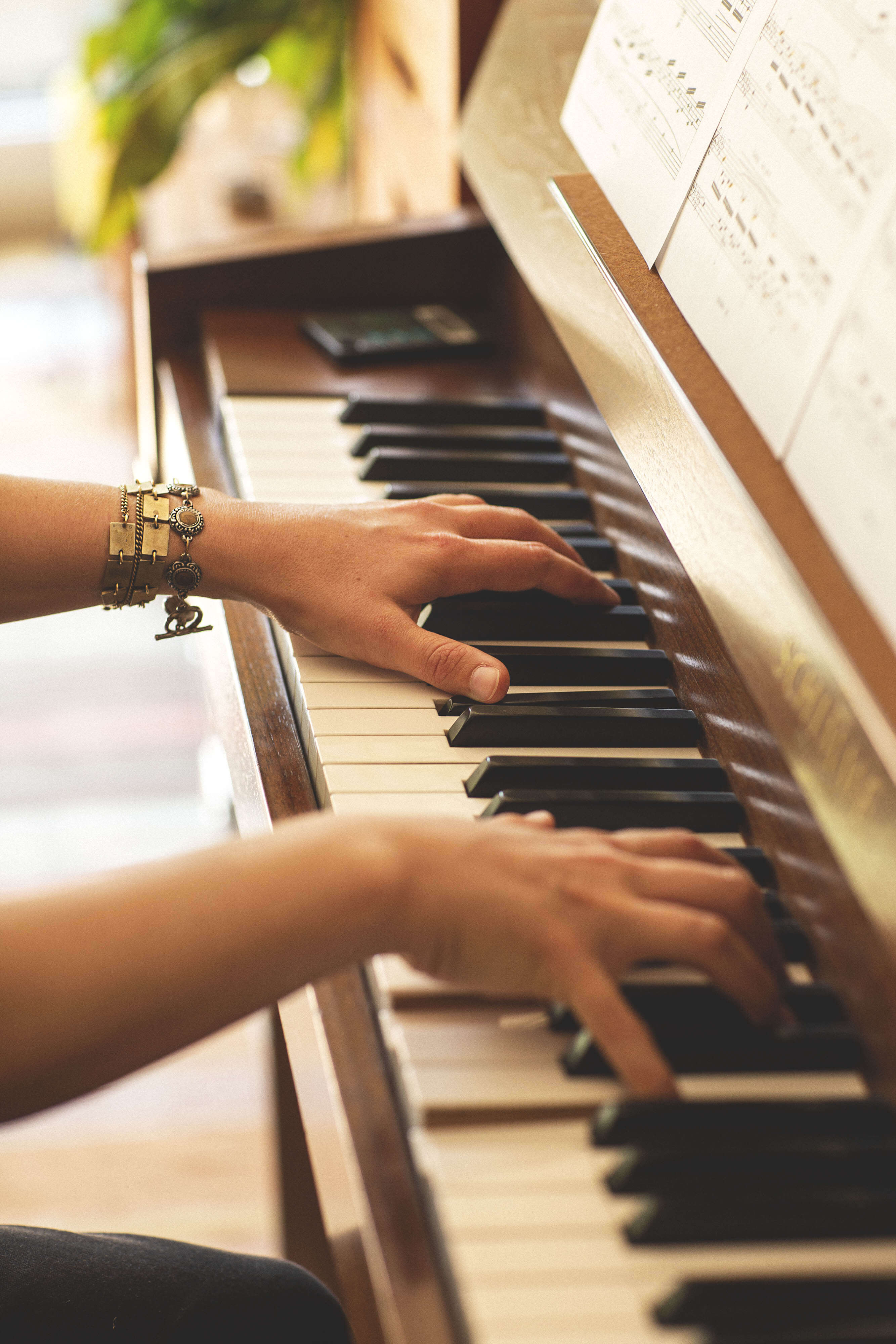 jeunne femme assise jouant du piano
