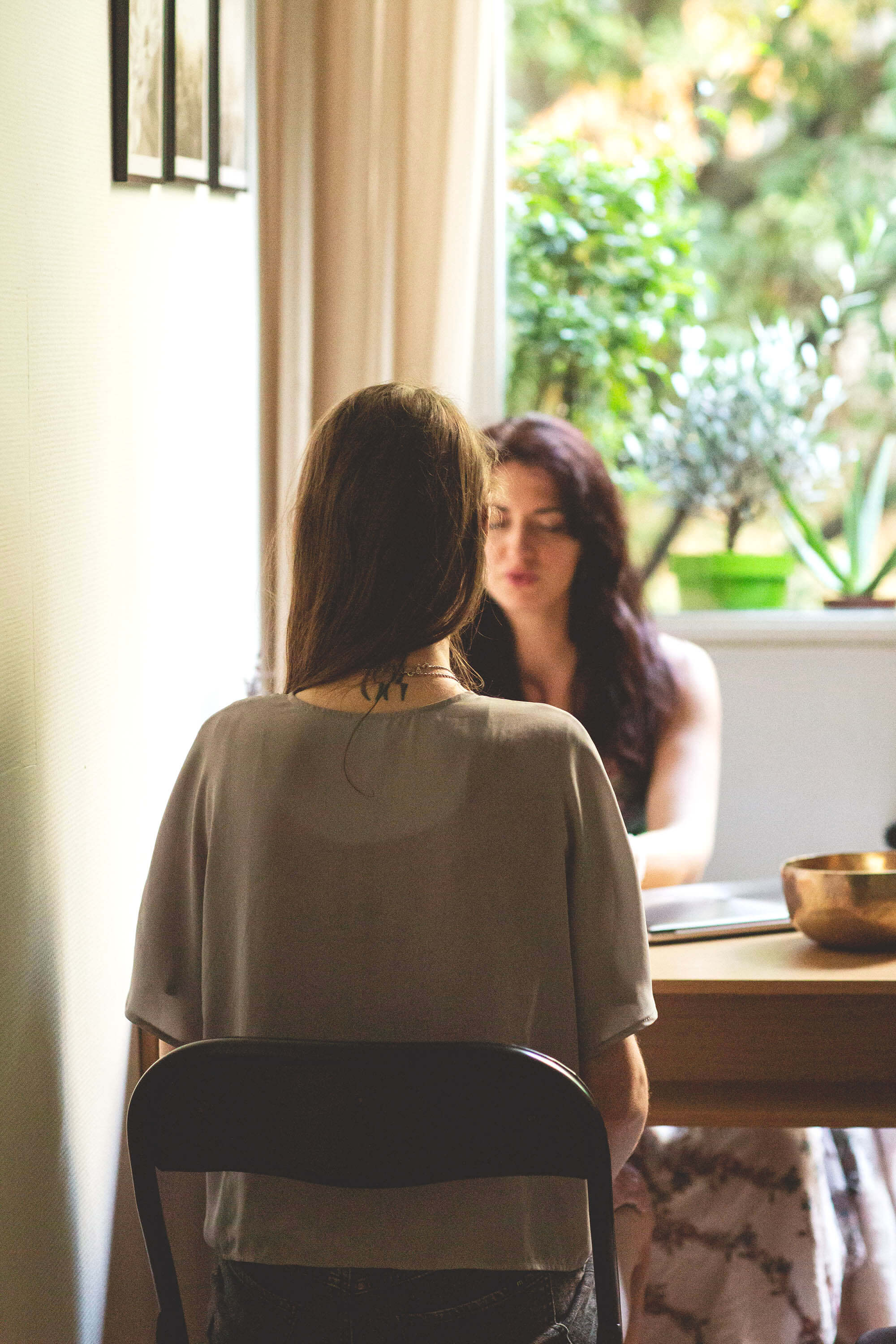 Thérapeute durant une séance avec un client