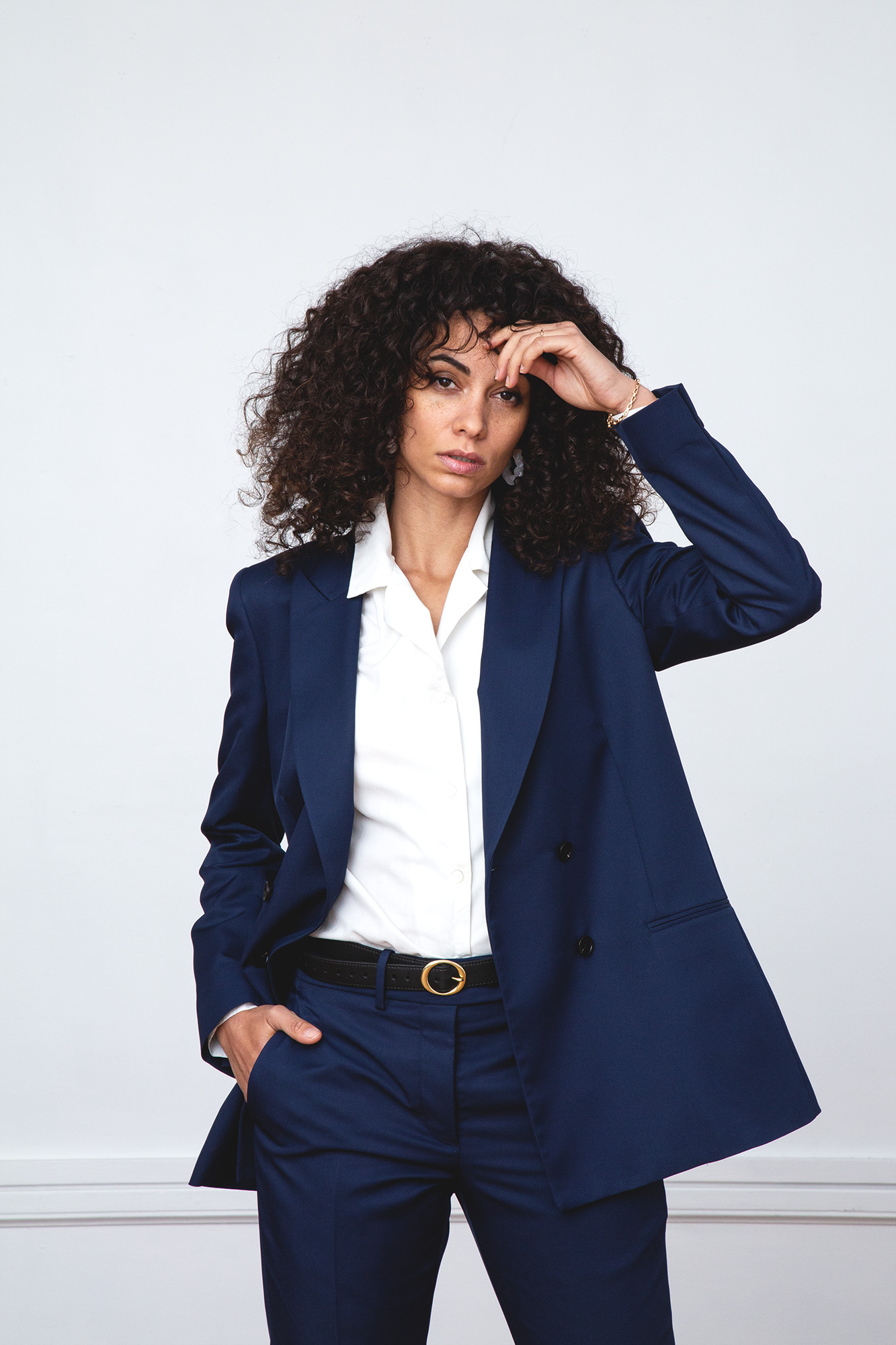 Femme en costume bleu marine
