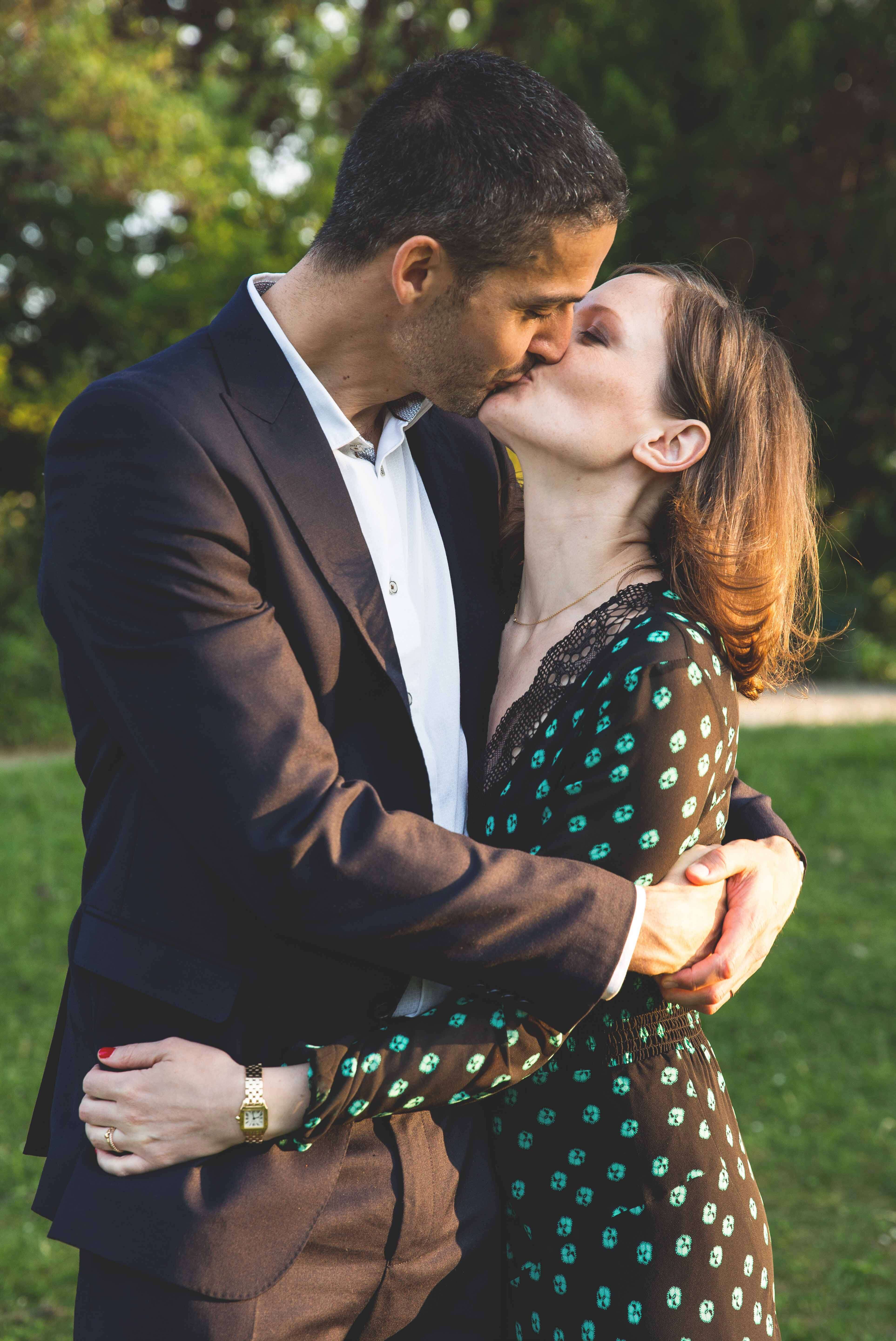 couple s'embrassant dans un parc