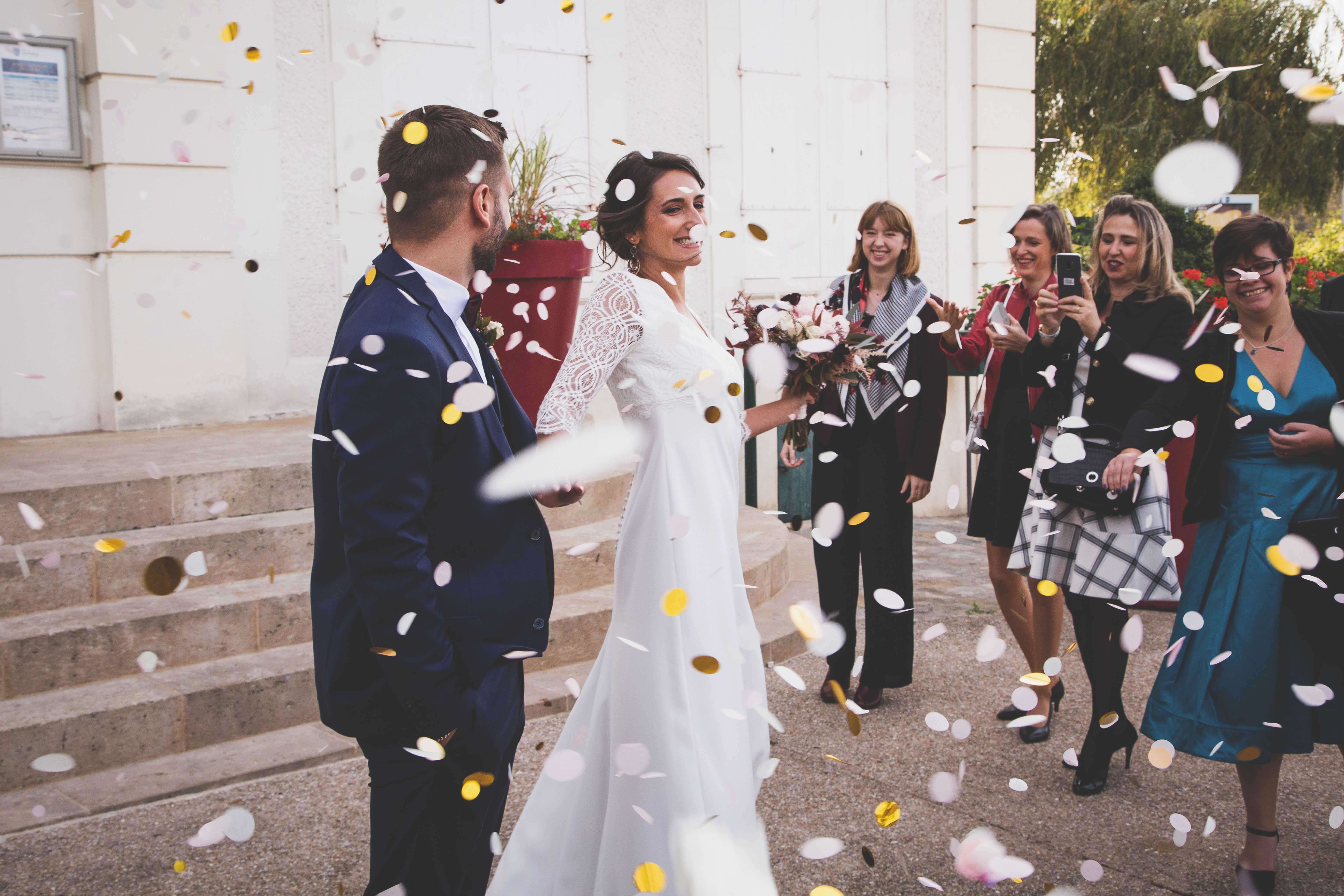 Sortie d’église avec des mariés sous une pluie de confettis