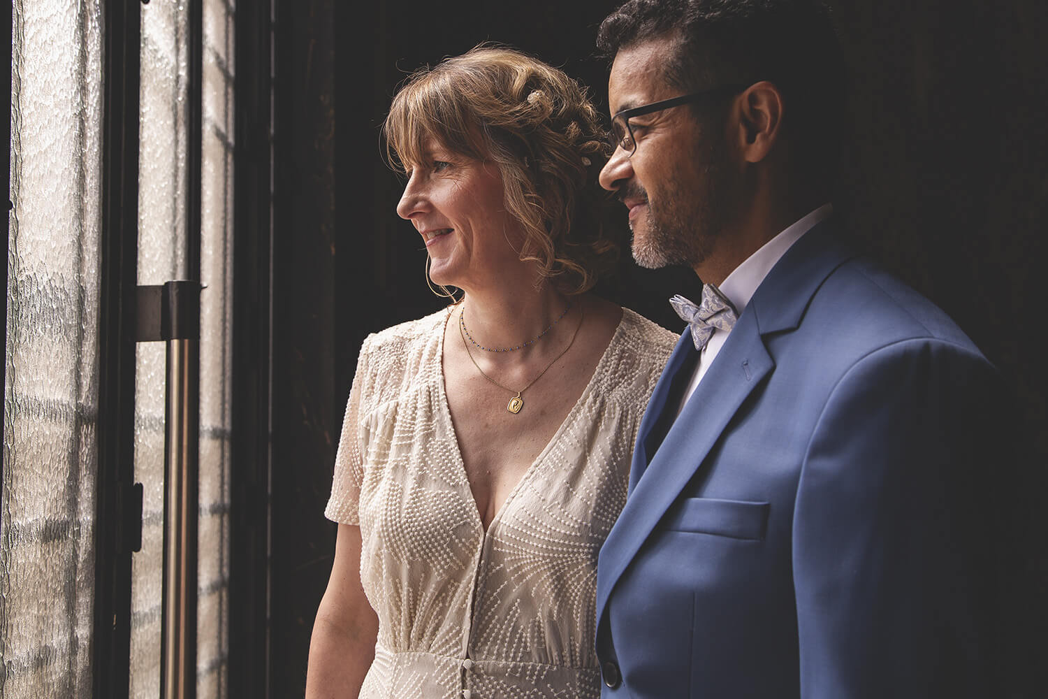 couple de mariés regardant par la fenêtre