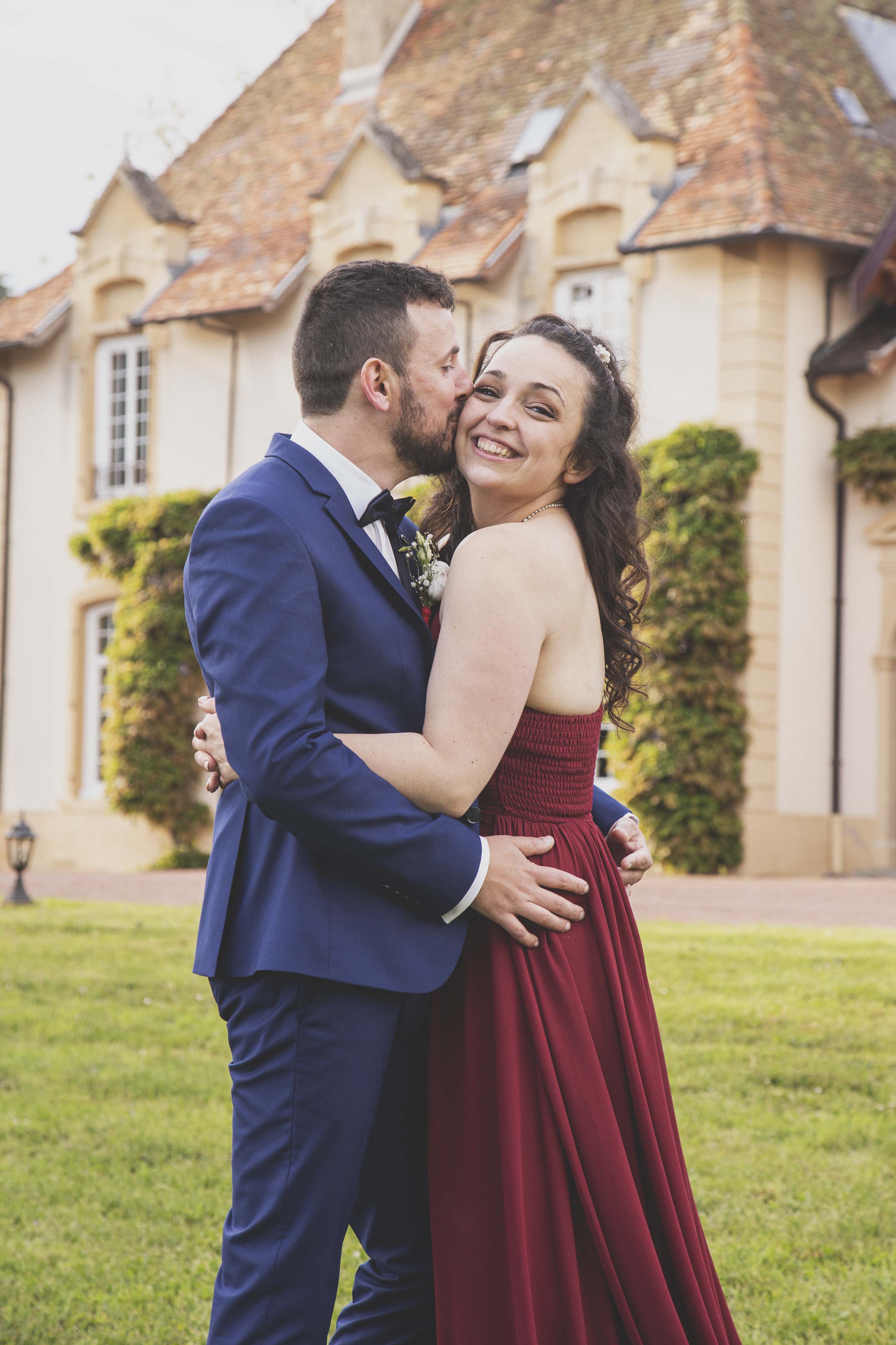 couple se tenant par les hanches en extérieur